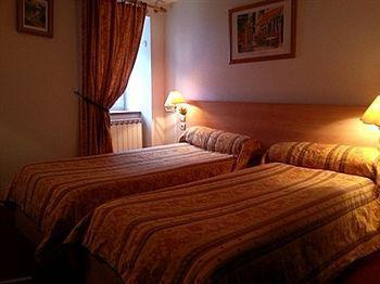 סן-דני Auberge De L'Isard מראה חיצוני תמונה