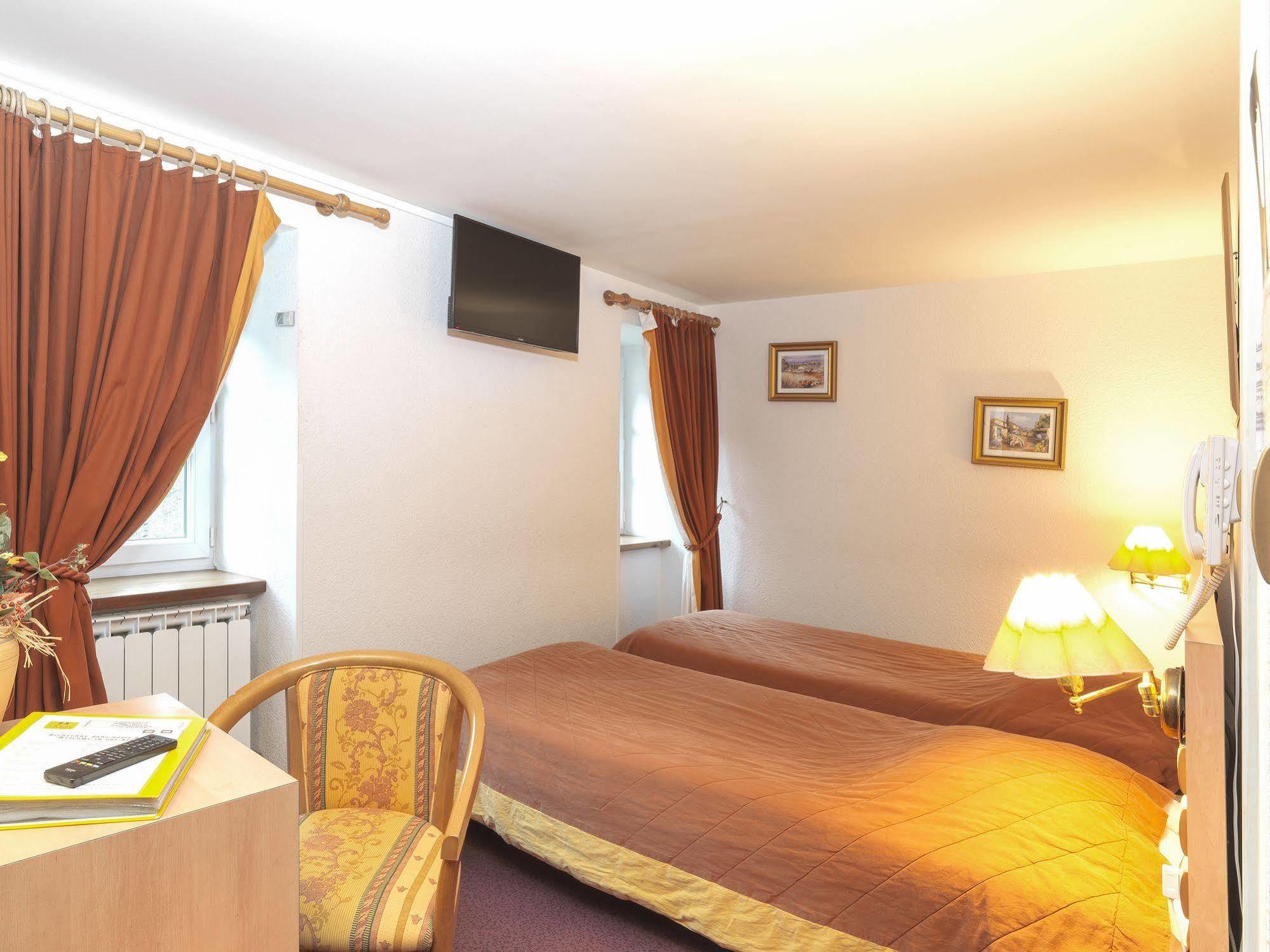 סן-דני Auberge De L'Isard מראה חיצוני תמונה